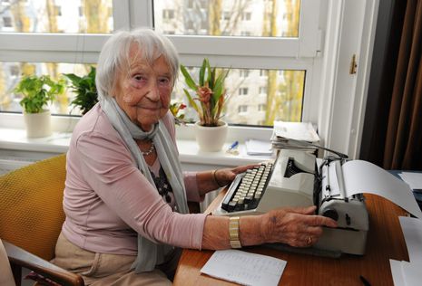 Elfriede Brüning in ihrer Wohnung: »Ich mußte einfach schreiben, unbedingt ...« – so der Titel ihres Briefwechsels mit Zeitgenossen, ediert 2008.