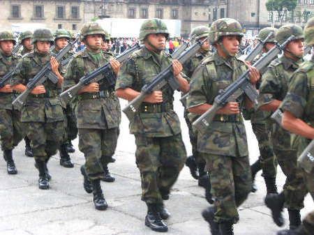 Politik der Militarisierung: Mexikanische Soldaten paradieren mitten in Mexiko-Stadt.
