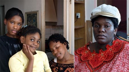 Keine Chance auf ein normales Leben, weder in Nigeria noch in Deutschland: Claudia O. (re) und ihre drei Adoptivtöchter Sophia, Sandra, Sonja