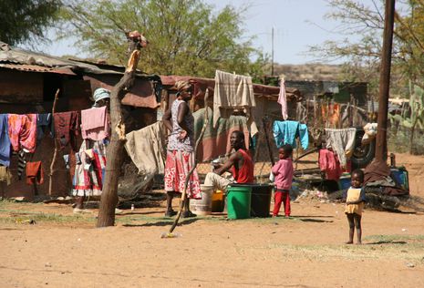 Die Bewohner von Otjivero erhalten monatlich 100 Nam-Dollar. Trotzdem ist das Leben in dem namibischen Dorf immer noch schwer.