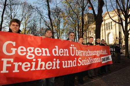 Linksfraktionsabgeordnete und Mitglieder des Parteivorstandes gestern vor dem Bundestag.