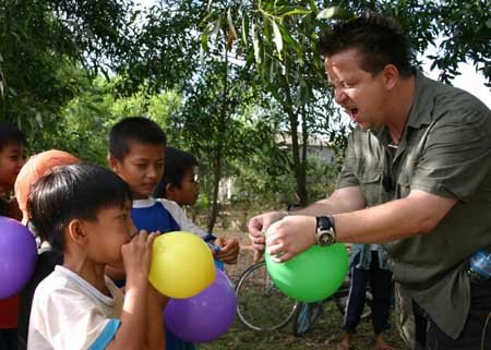 Sebastian Krumbiegel spielt mit Kindern des Dorfes Tan Dinh in der Gemeinde Ai Tu.
