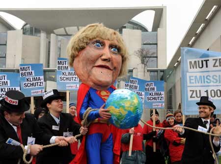 Aktion vor dem Kanzleramt: Umweltaktivisten fordern, dass sich »Superfrau« Merkel aus den Fesseln der Konzerne befreit.