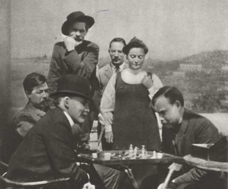 Zwei leidenschaftliche Schachspieler: Lenin (l.) und Bogdanow; dahinter mit Hut Maxim Gorki.