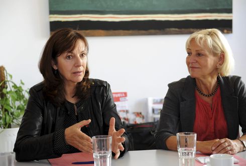 Kerstin Kaiser (l.) und Dagmar Enkelmann am Donnerstag in Kaisers Wahlkreisbüro in Strausberg