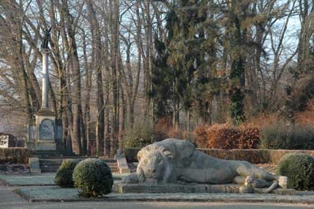 Freier Blick auf den Heldenhain nach der Umgestaltung des sowjetischen Ehrenfriedhofs davor