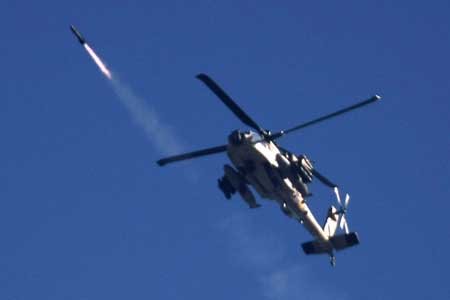 Ein israelischer Apache-Hubschrauber feuert &#252;ber Beit Lahia (Gaza) eine Rakete ab. Fotos: AFP/Kahana, Turkel