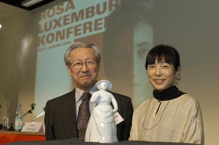Narihiko Ito, die Künstlerin Miyazaki Iunko und eine Rosa Luxemburg aus.