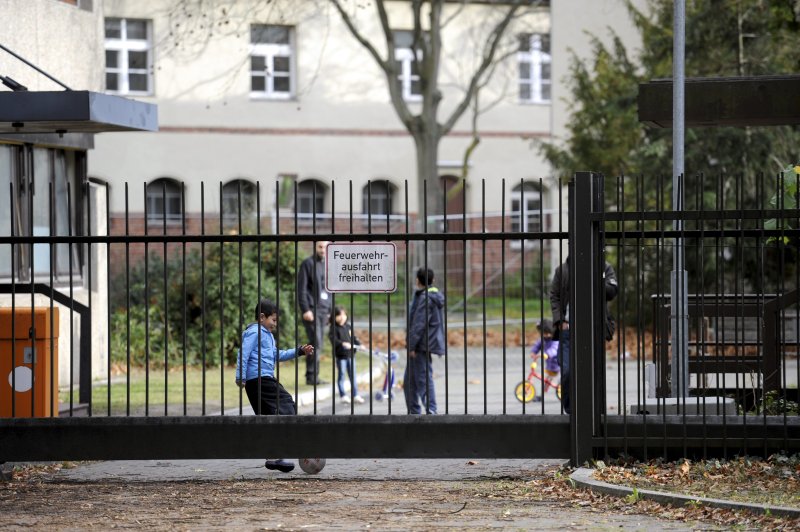 Spielende Kinder im Eingangsbereich des Asylbewerberheims Thielallee 88.