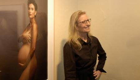 Annie Leibovitz vor ihrem Foto von der schwangeren Demi Moore