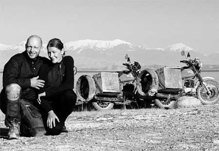 Susanne Hein und Michael Linke mit ihren MZ am tadschikischen Karakul-Salzsee auf 3915 Metern