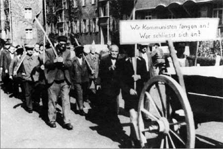 Mitglieder der Leipziger KPD-Organisation beginnen mit dem Aufr&#228;umen von Tr&#252;mmern, Fotos: Archiv