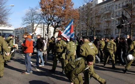 Die Polizei verhinderte am Samstag eine St&#252;rmung des Bekleidungsgesch&#228;fts in Friedrichshain.