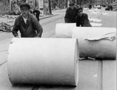 Transport von Zeitungspapier-Rollen durch das Nachkriegs-Berlin