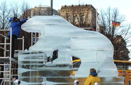 Berliner Greenpeace-Aktion zum Protesttag: Eisbär aus Eis warnt vor den Folgen des Klimawandels.