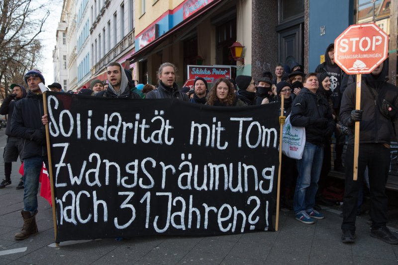 Beim ersten Mal konnte die Räumung noch verhindert werden.
AktivistInnen blockieren im November die Räumung einer Kreuzberger Wohnung.