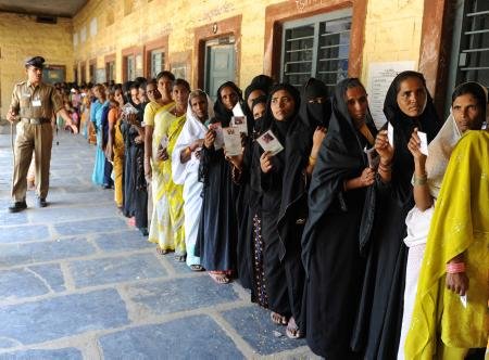 Vor einem Wahllokal in Kurnool (Andhra Pradesh) Foto : AFP/Seelam
