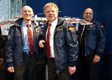 Die Astronauten Gerhard Thiele, Reinhold Ewald und Hans Wilhelm Schlegel (v.l.n.r.) bei einer Veranstaltung der ESA am 29. April 2008 in Köln-Wahn.