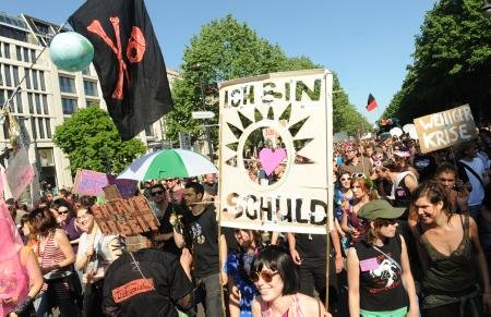 Demonstration mit Schirm und Schild