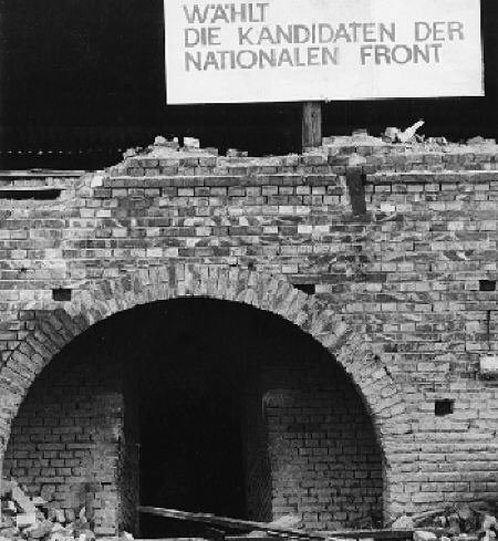 Eine Losung überlebt die DDR: Bis zum Abriss der Ziegelei in Ueckermünde im Sommer 1991 hat dieser Wahlaufruf die Stellung gehalten.
