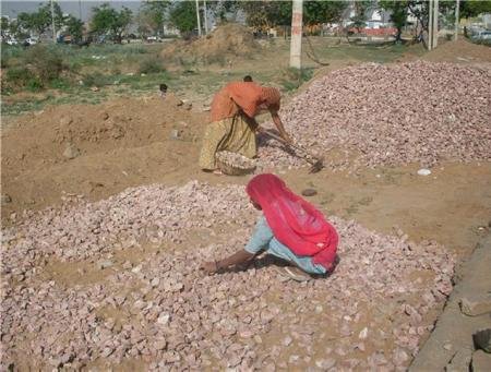 Kamla Devi und Swapna Durga sind froh über 80 Rupien Tagesverdienst für den schweißtreibenden Wegebau in Haryana.