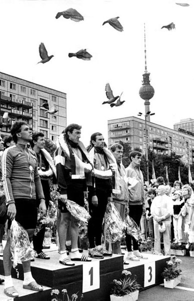 Friedenstauben bei der Siegerehrung 1988 in Berlin