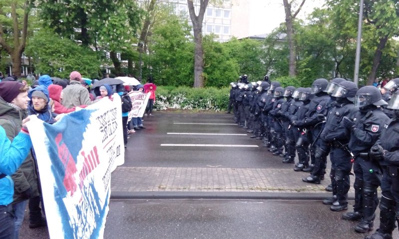 In Köln Deutz wurden erste Blockierer von der Polizei aufgehalten.