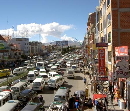 Sieben von zehn Fahrzeugen in El Alto sind Minibusse. Durch den Anstieg der Lebensmittelpreise bleibt den Chauffeuren allerdings kaum Geld zum Leben.