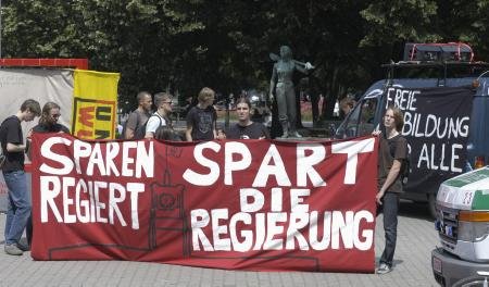Studierende und Sch&#252;ler demonstrierten am Dienstag vor dem Roten Rathaus gegen die Finanzpl&#228;ne des Senats.