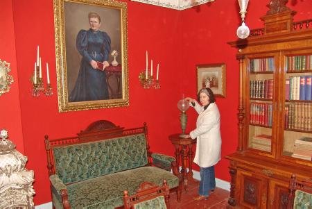 Monika Schulz im Roten Damensalon des Gr&#252;nderzeitmuseums