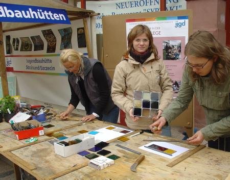 Jutta Kummer, Helena Weise-Emden und Jana Rozwandowicz demonstrieren das Bleiverglasen von Fenstern.