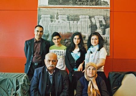 Neuberliner in der zweiten Generation – Erol Yilmaz mit Familie und seinen Schwiegereltern