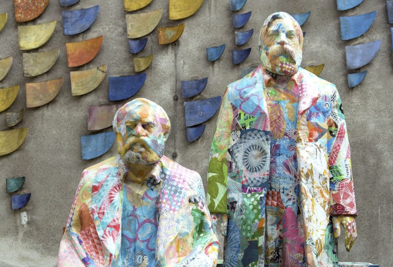 Marx und Engels aus Pappmaché und in Farbe: Die Plastik des Künstlerduos Various & Gould ziert derzeit im Hof des nd-Gebäudes die Internationale Marx-Konferenz der Rosa-Luxemburg-Stiftung.