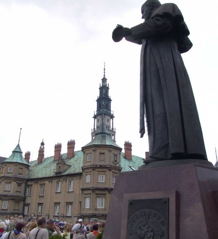 Das Paulinerkloster im südpolnischen Czestochowa gilt als Nationalheiligtum Polens (oben, Denkmal Papst Johannes Paul II.). Die in einer Kapelle des Klosters verehrte Schwarze Madonna zieht alljährlich Millionen betende Pilger an.