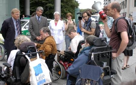 Barrierefreie Br&#252;cke &#252;ber die Spree gefordert: Behinderte diskutierten mit Vertretern der Bahn-Konzernzentrale. Fotos: Ulli Winkler