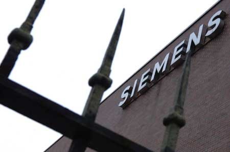 Auch bei Siemens stiegen die Managergehälter ins Unverhältnismäßige.