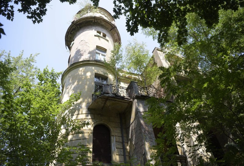 Der Turm von Schloss Schwarzhorn ist auch vom Scharmützelsee aus zu sehen.