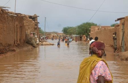 Agadez, die Saharametropole im Norden Nigers wurde stark von den flutartigen Regenströmen in Mitleidenschaft gezogen. Vor allem die Hütten in den sonst trocken liegenden Flussbetten wurden komplett zerstört.
