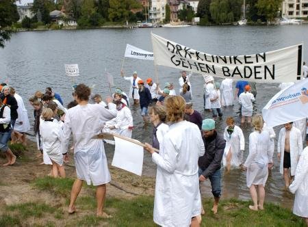 Kreativer &#196;rzteprotest: DRK-Kliniken gehen baden.