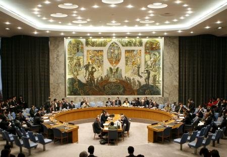 Der Sicherheitsrat der Vereinten Nationen, auch Weltsicherheitsrat genannt, ist das m&#228;chtigste Gremium der UNO. Seine Aufgabe ist die Wahrung des Weltfriedens und der internationalen Sicherheit. W&#228;hrend Beschl&#252;sse anderer UN-Organe lediglic