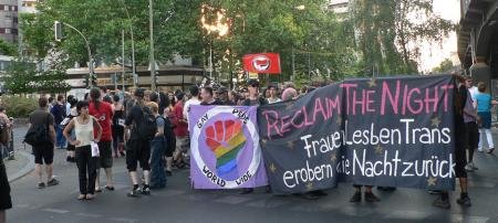 Im Sommer 2008 kamen nach einem Übergriff über 3000 Menschen zu einer Spontan-Demonstration gegen Homophobie in Kreuzberg.