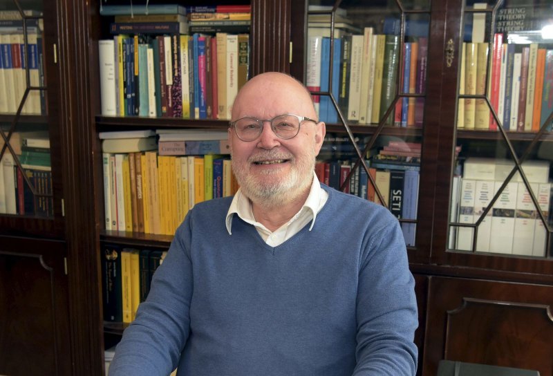 Prof. Rainer E. Zimmermann, Präsident der Leibnitz-Sozietät in seinem Arbeitszimmer
