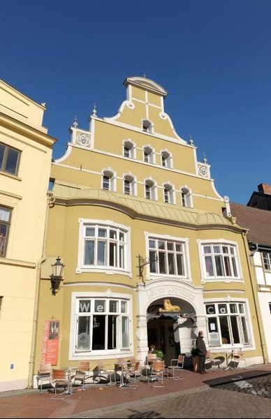 Mit rückzuzahlenden Kleinkrediten sind seit 2004 mindestens ebensoviele Stellen entstanden, beispielsweise im Café in der Alten Löwenapotheke in Wismar.