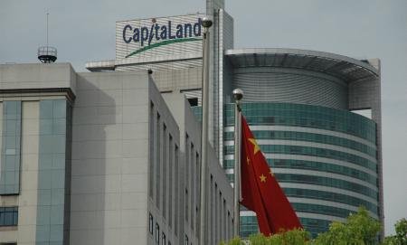 Die Rote Fahne in trauter Eintracht mit dem Kapital? Jedenfalls vor den neuen Pal&#228;sten im Zentrum Shanghais