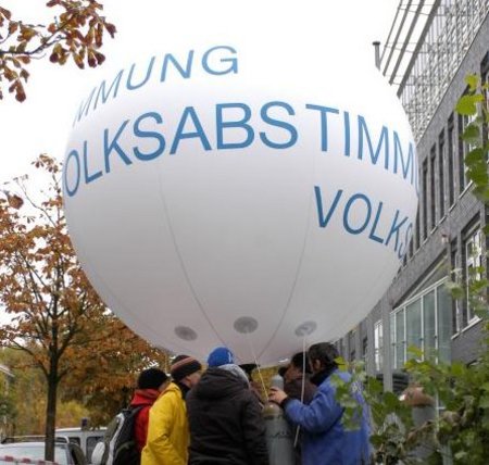 Mit einem Leuchtballon vor der NRW-Landesvertretung wollten Volksabstimmungs-Bef&#252;rworter ab Freitag 12 Uhr bei den Koalitionsverhandlungen in Berlin 48 Stunden lang f&#252;r mehr Demokratie werben. Leider entfleuchte der Ballon kurz nach dem Aufblase