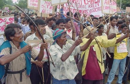 Die Adivasis wollen sich nicht ohne Gegenwehr aus ihren rohstoffreichen Gebieten vertreiben lassen. Foto AFP