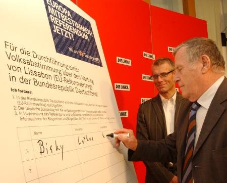 Lothar Bisky unterschreibt für ein Referendum über »Lissabon«