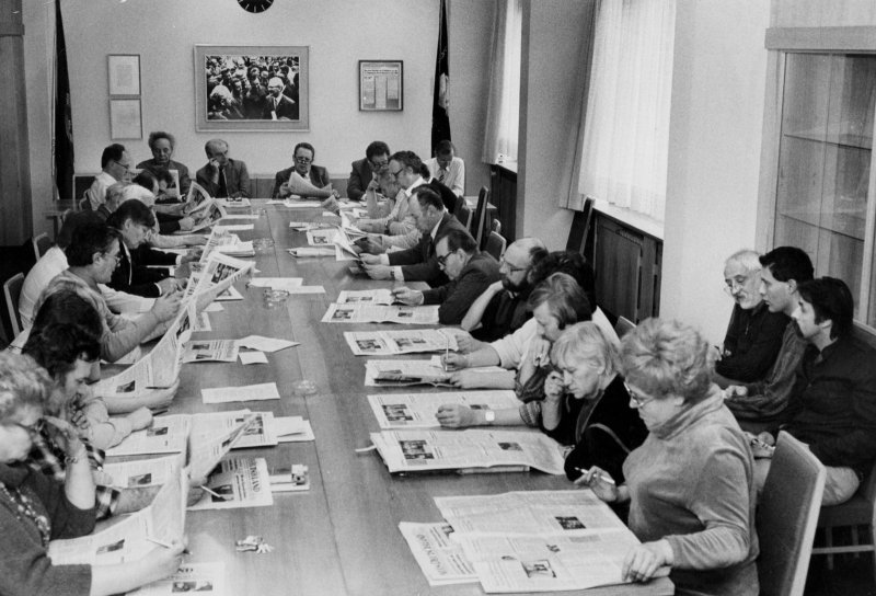 Sitzung mit Günter Schabowski (hinten mit Zeitung), der von 1978 bis 1985 ND-Chefredakteur war.