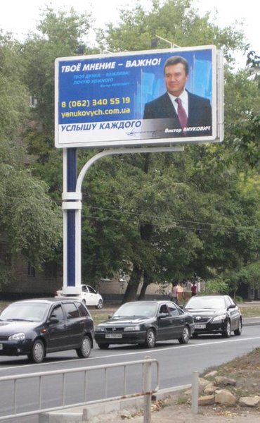 »Ich höre jedem zu«, verspricht Kandidat Janukowitsch (oben). Die Werber seines Rivalen Jazenjuk laden ins Militärzelt ein (unten).
