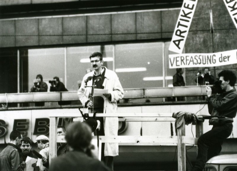 Christoph Hein spricht am 04.11.1989 auf dem Alexanderplatz.